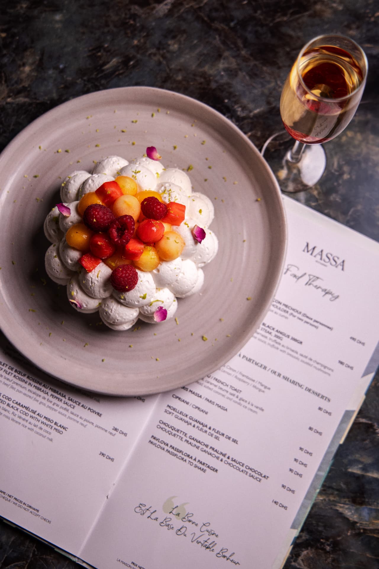 Présentation d'un dessert aux fruits frais