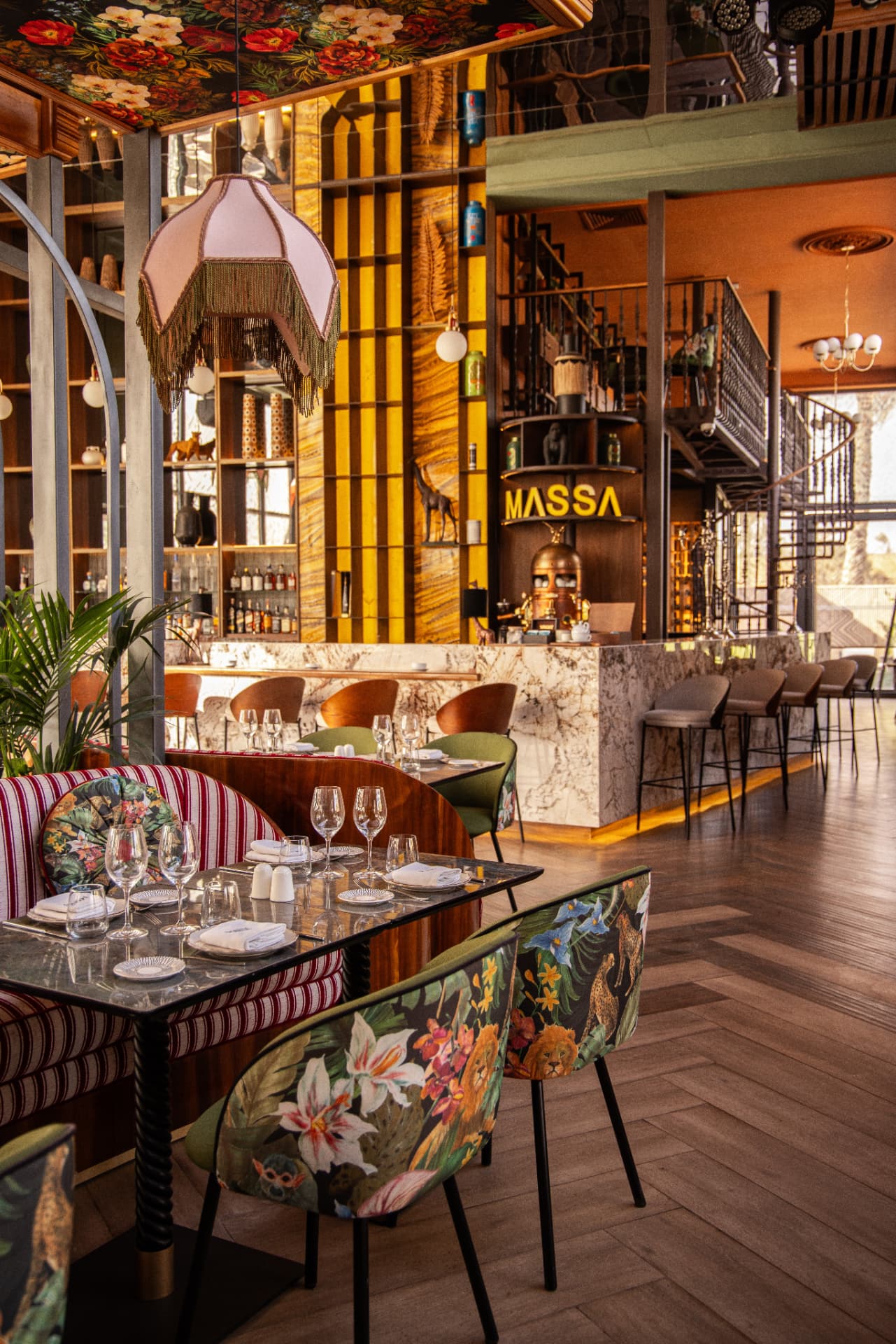 Intérieur du Massa avec bar et tables