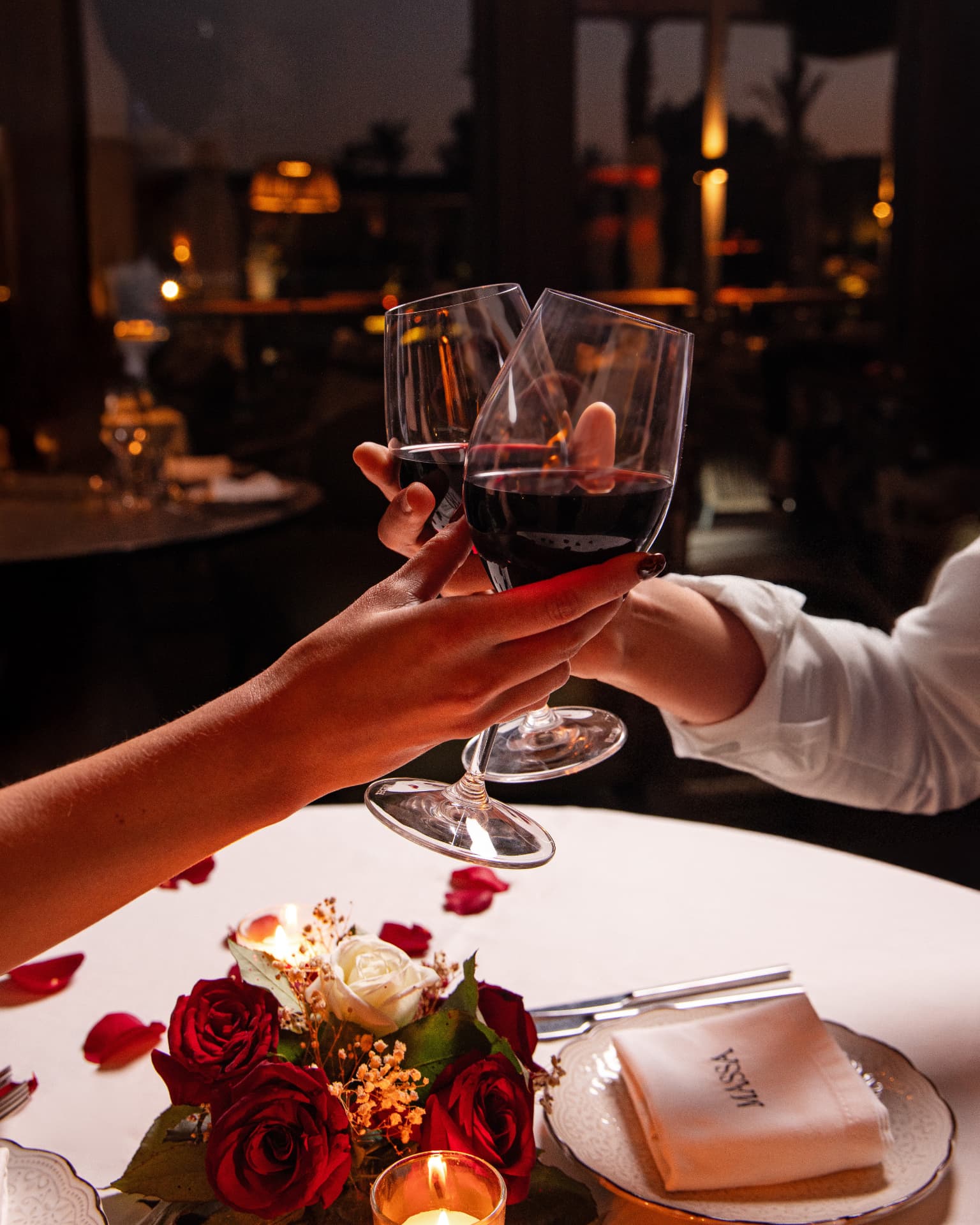 Dîner romantique et toast au vin rouge